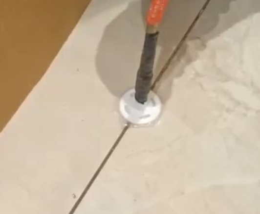 浮梁瓷砖空鼓维修公司专业解答瓷砖在铺贴过程中，如果没有涂抹均匀到位的粘结材料（如水泥砂浆或瓷砖胶），可能会导致以下问题